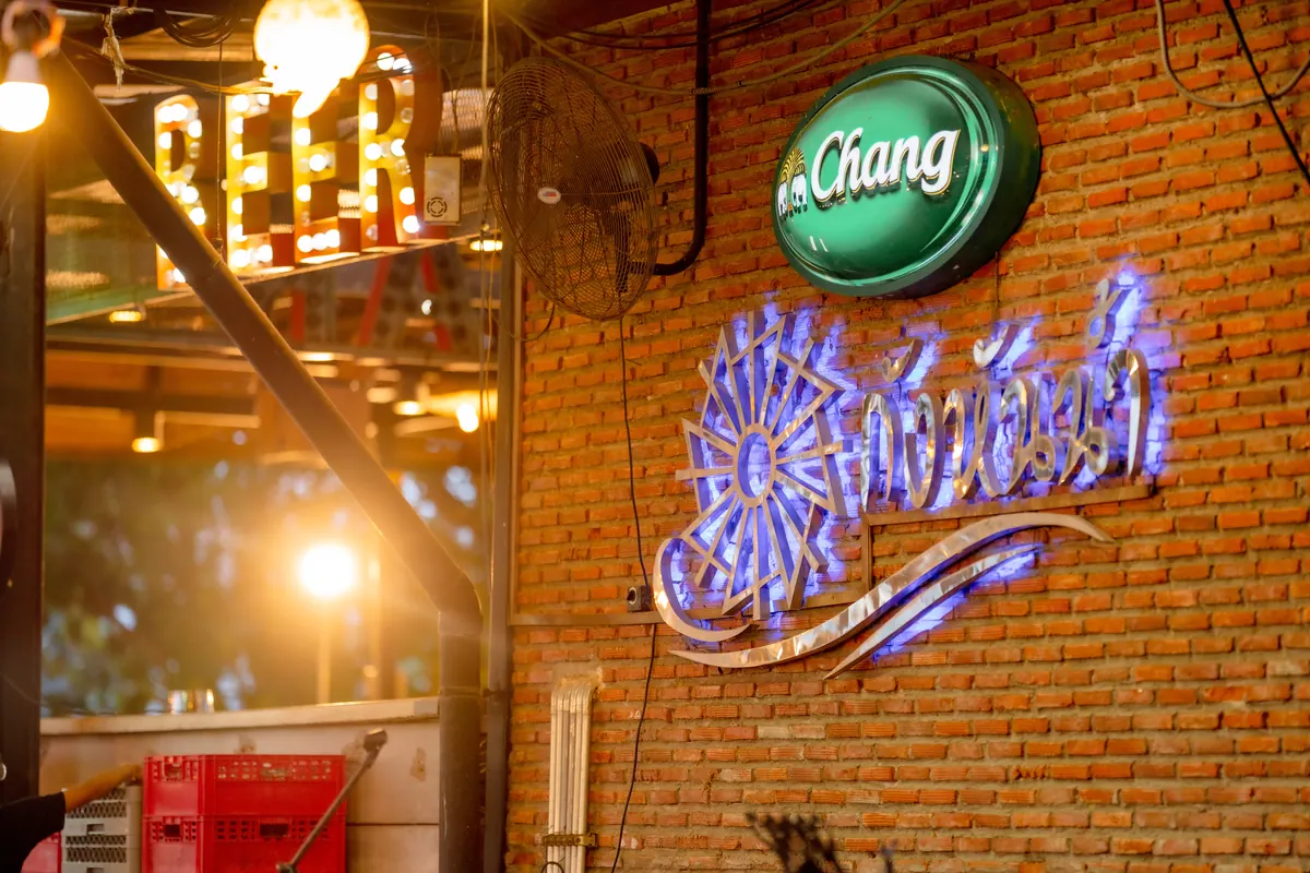 ป้ายไฟร้านกังหันน้ำบนผนังอิฐ