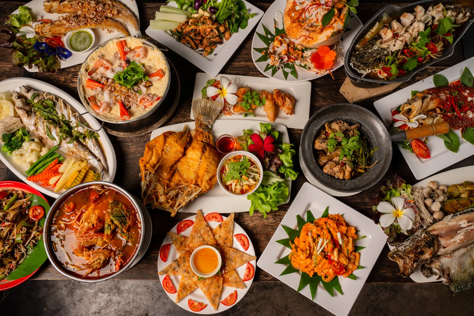 อาหารไทยและอาหารทะเลหลากหลายเมนูของร้านกังหันน้ำ